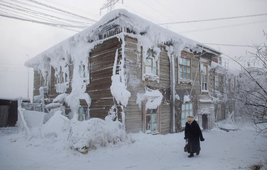 Oymyakon, Rússia, é o vilarejo mais frio da Terra. Geralmente, no mês de Janeiro, a média de temperatura fica por volta de -50º. O fotógrafo Amos Chapple decidiu fotografar o dia a dia por lá