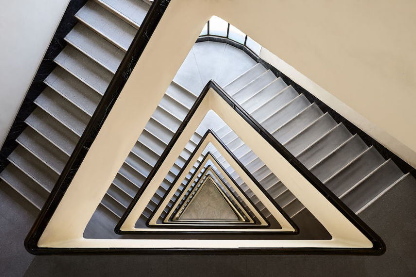Escadas em espiral são máquinas do tempo perdidas em Budapeste