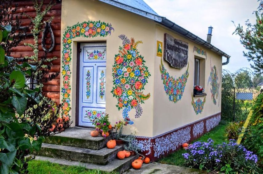Em uma pequena vila polonesa chamada Zalipie, as casas são cheias de pinturas de flores