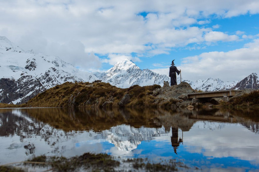 Akhil Suhas chamou sua aventura de 14 mil quilômetros de #GandalfTheGuide . Com roupa do personagem, ele fotografou pessoas que encontrava pelo caminho em paisagens de tirar o fôlego na Nova Zelândia
