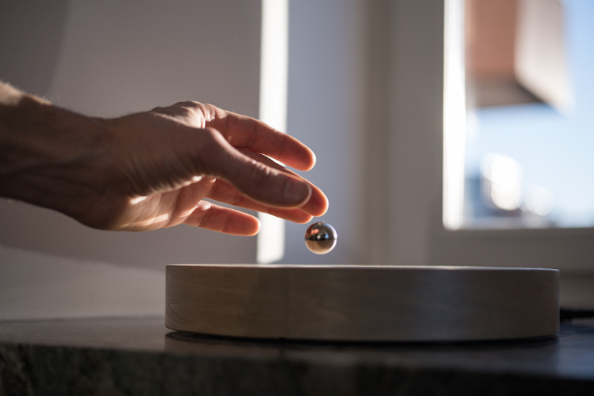 Relógio futurista tem bola de metal flutuante no lugar de ponteiro