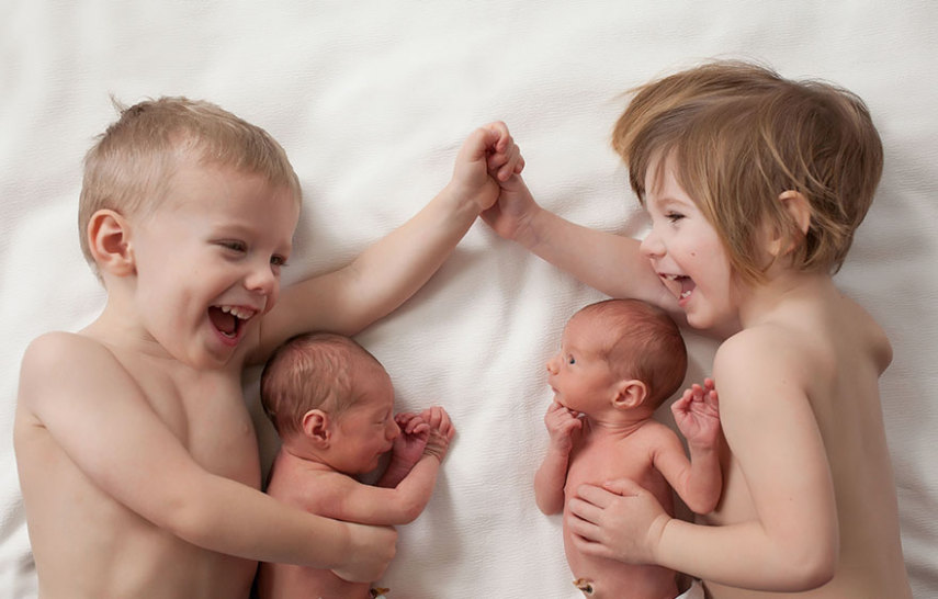 Com dois pares de filhos gêmeos, casal de mulheres mostra novo conceito de família