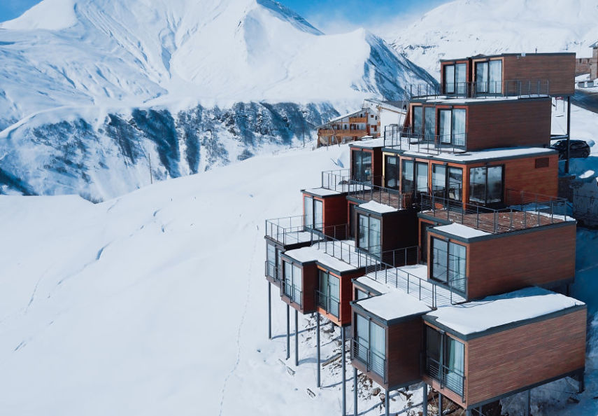 A ideia é dos arquitetos Sandro Ramishvili e Irakli Eristavi, que decidiram construir um hotel de estilo minimalista, com se fosse uma bela cascata descendo pela montanha