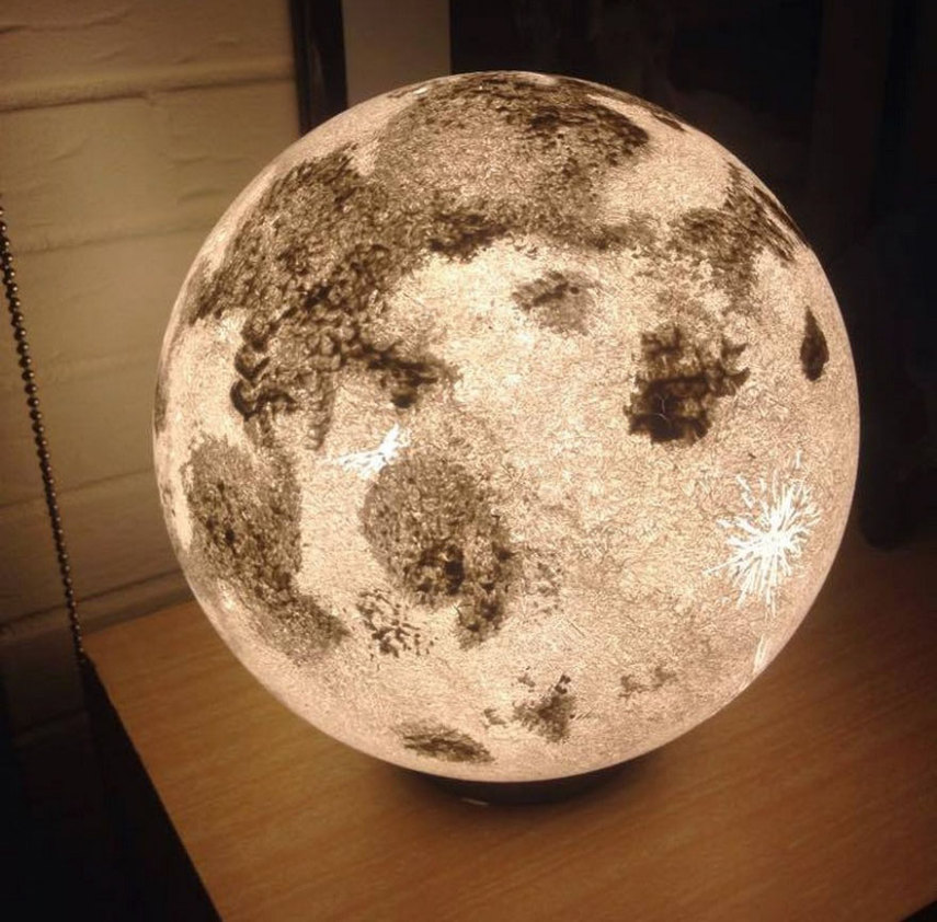 As peças são feitas com globos reciclados por uma astrofísica italiana que vive em Roma