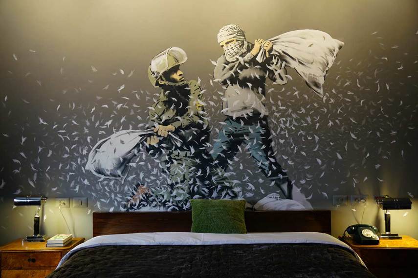 A abertura de um hotel repleto de obras do artista Banksy  que fica Belém, tem causado reações controversas e ainda recebeu  a alcunha de ter a "pior vista do mundo". O local fica bem em frente ao muro construído por Israel para impedir a entrada de terroristas palestinos