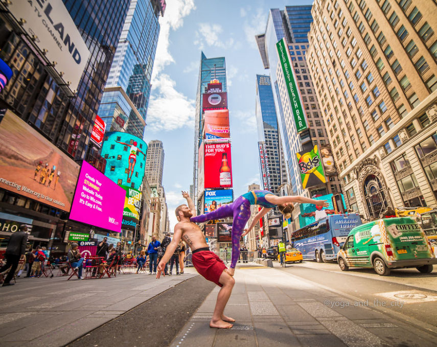O fotógrafo Alexey Wind está fazendo sucesso no Instagram por conta de seu mais novo projeto, o Yoga and the City, em que fotografa pessoas fazendo yoga na rua, em diversas cidades do mundo