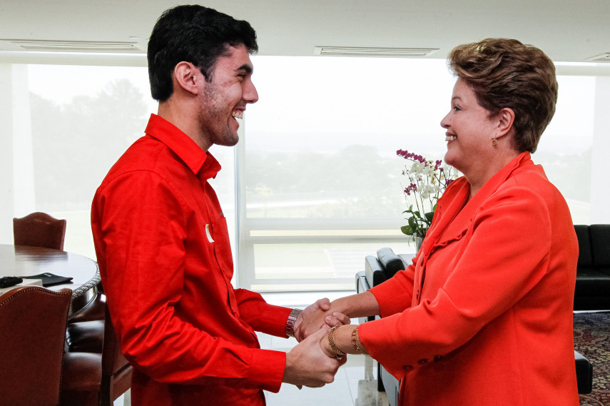 Dilma Rousseff durante encontro com Jeferson Monteiro criador do Dilma Bolada, em 2013