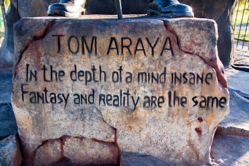 Tom-Araya-do-Slayer-vira-estatua-em-Zoologico-3