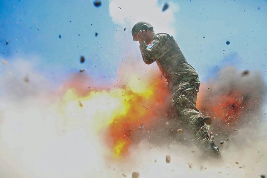 Fotógrafa de guerra captura momento final de sua vida enquanto bomba explode