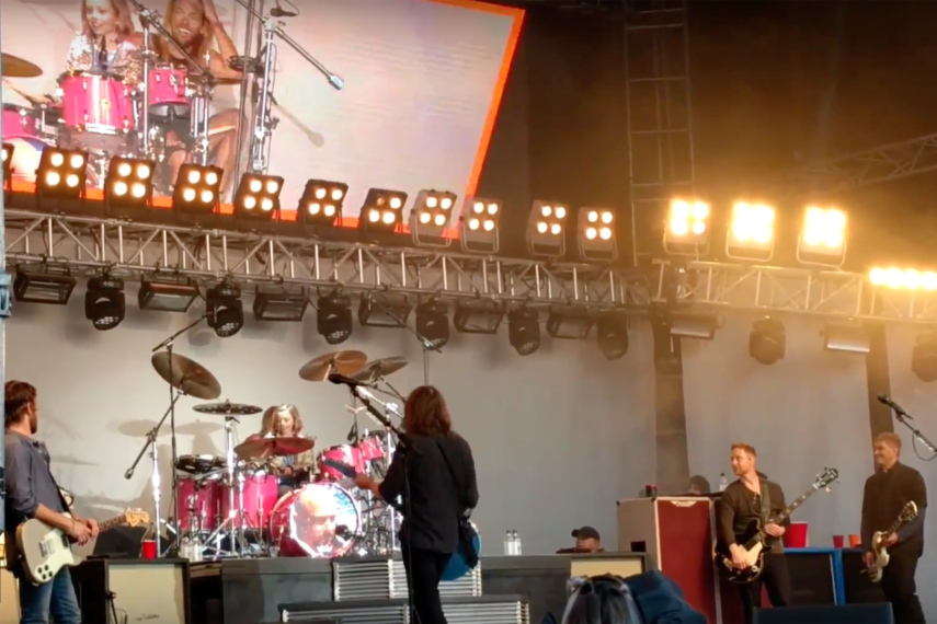 Filha de Dave Grohl, de 8 anos, é convidada a tocar bateria em show do Foo Fighters