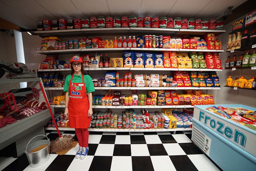 Artista abre loja de conveniência com produtos de feltro em Nova York