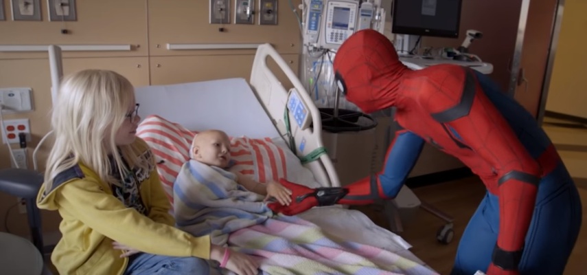 Tom Holland, o Homem-Aranha, no hospital infantil
