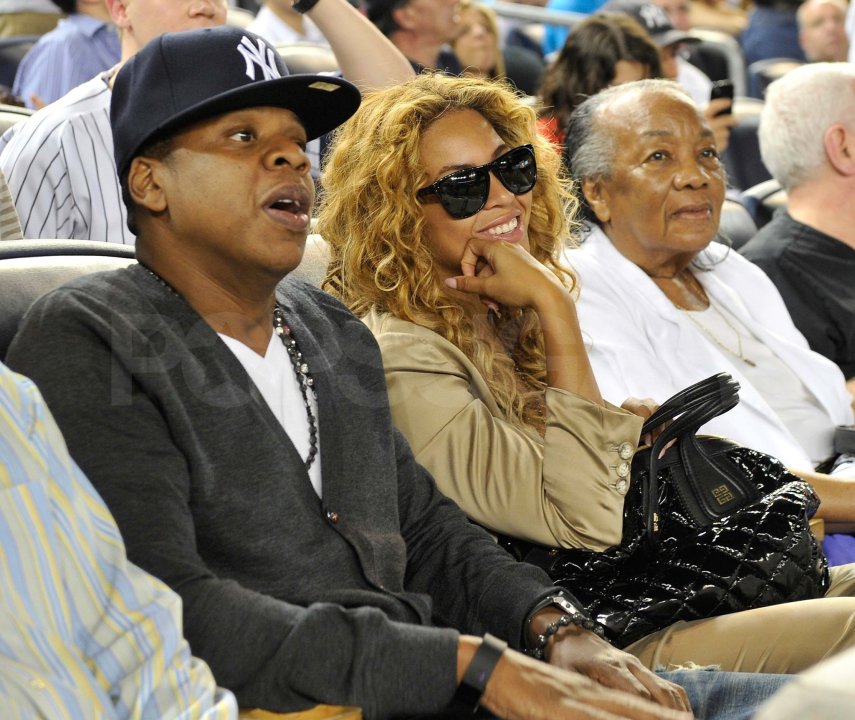 Jay Z, Beyonce Knowles e Gloria Carter, em jogo de beisebol, em Nova York