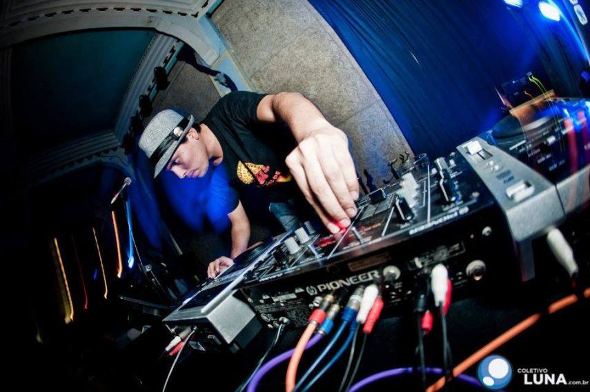 O DJ peruano Arnold Rayado 
