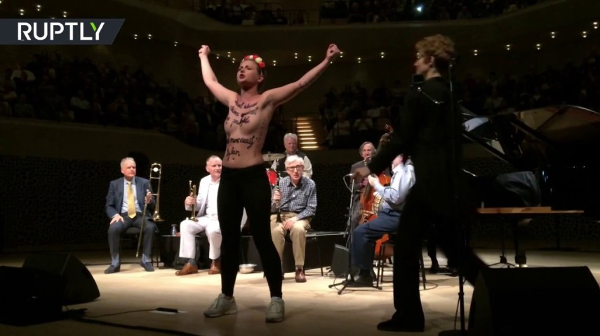 Ativistas de topless fazem protesto contra Woody Allen