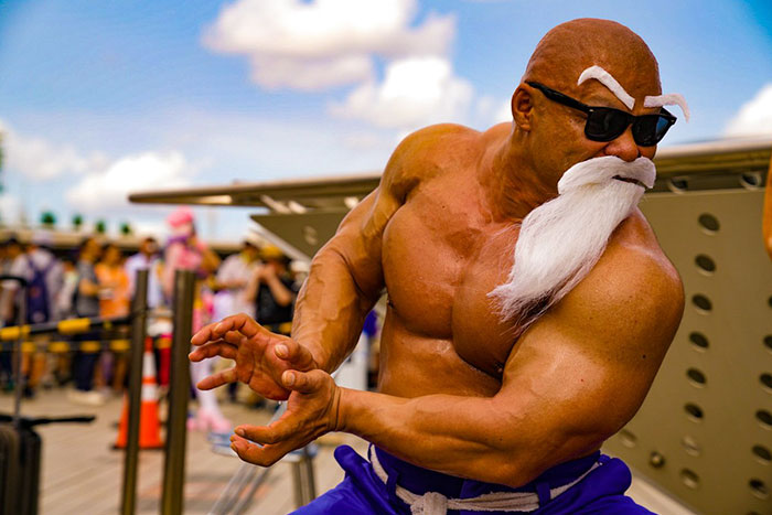 O bodybuilder Taichi Shimizu arrasou ao se caracterizar como Mestre Kame em seu poder máximo, em Dragon Ball