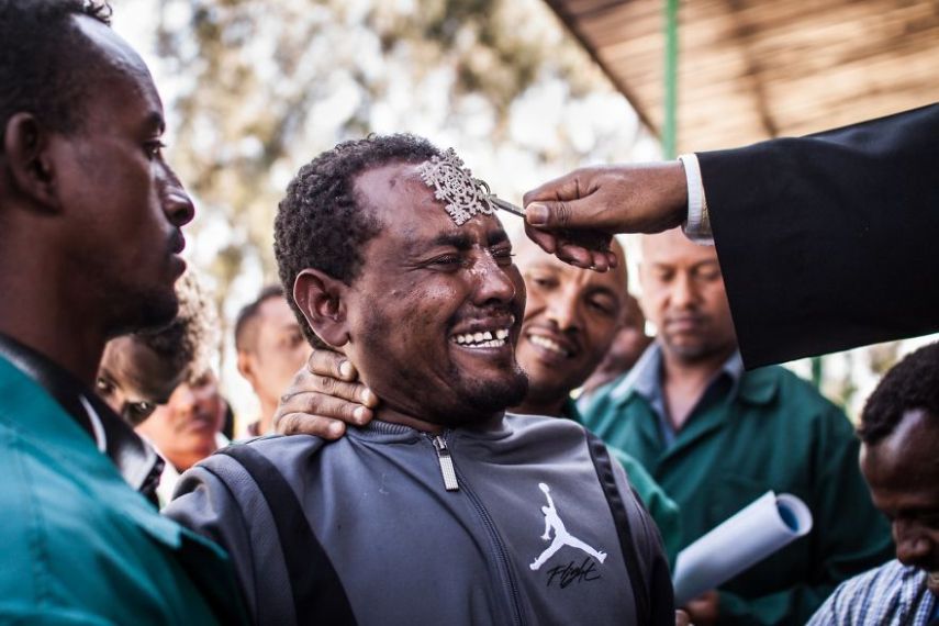David Tesinsky documentou um ritual de exorcismo liderado pelo religioso Memehir na Etiópia