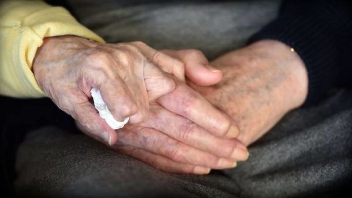 Ada Keating, de 98 anos, resolveu se juntar ao seu filho mais velho, Tom, de 80 anos, na casa de repouso Moss View, em Liverpool, na Inglaterra, para cuidar dele