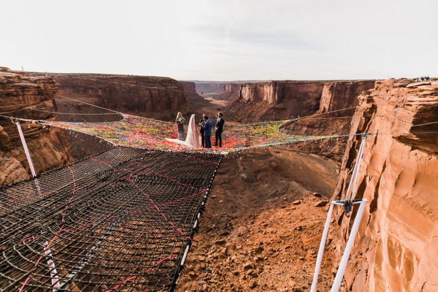 Ryan Jenks e Kimberly Weglin se casaram acima do deserto perto de Moab, Utah, onde ambos se apaixonaram e depois ficaram noivos. Os dois disseram "sim" a 121 metros de altura