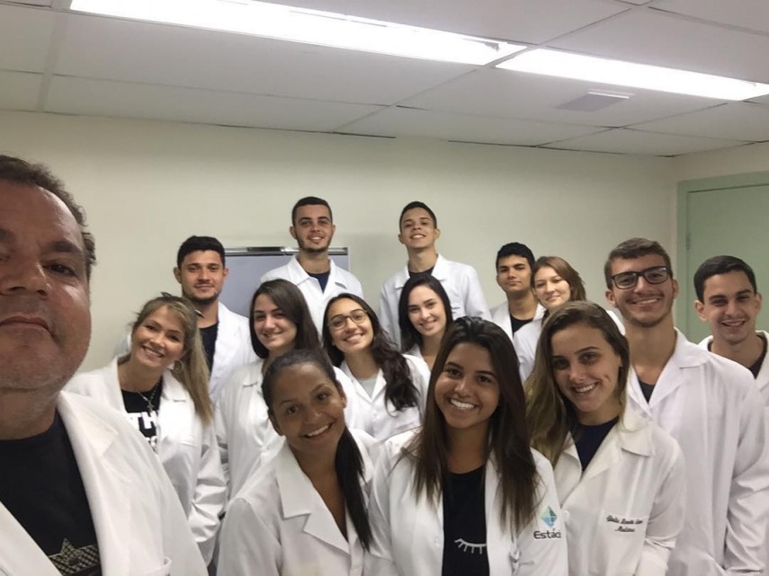Fani Pacheco posa com colegas do curso de Medicina