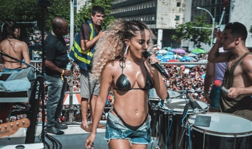 Anitta se despediu do Carnaval no sábado, no centro do Rio de Janeiro