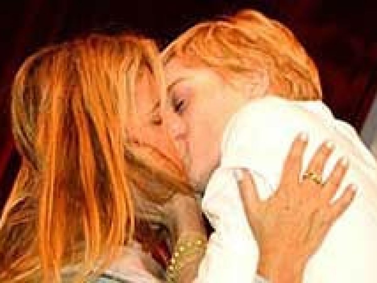 Sharon Stone é flagrada beijando uma mulher – Vírgula