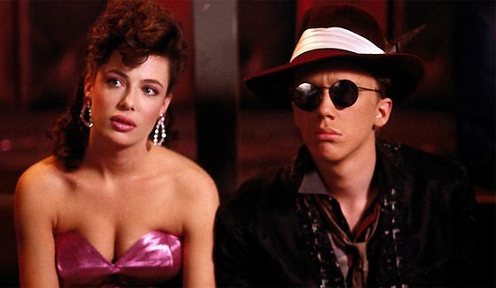 A simulação se materializa e se torna uma mulher aparentemente de verdade, Lisa (Kelly LeBrock). 