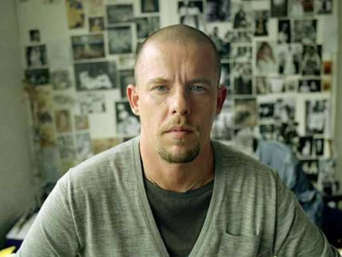 Estilista Alexander McQueen é encontrado morto