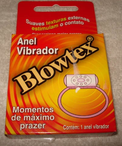 Anel vibrador da Blowtex para ser usado com a camisinha tem bateria de 20 minutos.