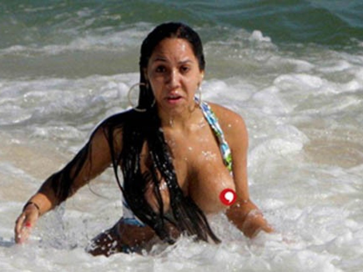 Mulher Melão mostra mais do que devia na praia – Vírgula