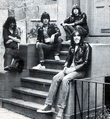 Paul McCartney usava o nome Paul Ramone para se registrar em hotéis. Por isso a banda inteira resolveu adotar o sobrenome e batizar a banda com ele.