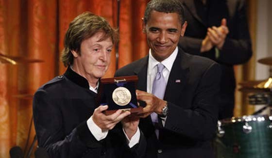 O ex-Beatle <b>PAUL MCCARTNEY</b> se apresentou no dia 24 de maio na Casa Branca, na cerimônia de entrega do prêmio Gershwin para canções populares. O presidente Barack Obama entregou o prêmio em mãos, nomeando o músico um dos maiores compositores da história.