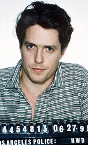 O ator britânico Hugh Grant detesta o Natal e, todos os anos, ele e seu pai viajam para um país que a religião não seja ligada ao Cristianismo 