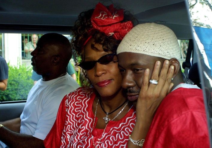 Whitney Houston (1963 - 2012) contou que apanhava diariamente de Bobby Brown, com quem foi casada de 1992 a 2007