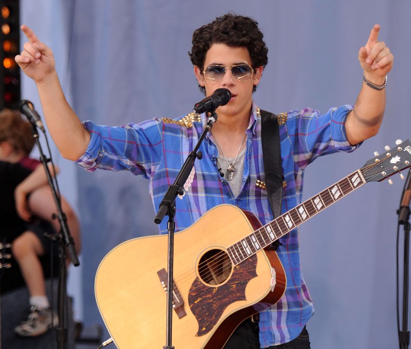 Nick Jonas em look country-sertanejo universitário-70's