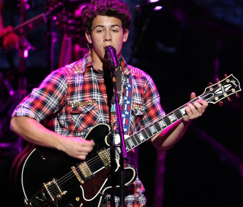 Nick Jonas em look sertanejo universitário