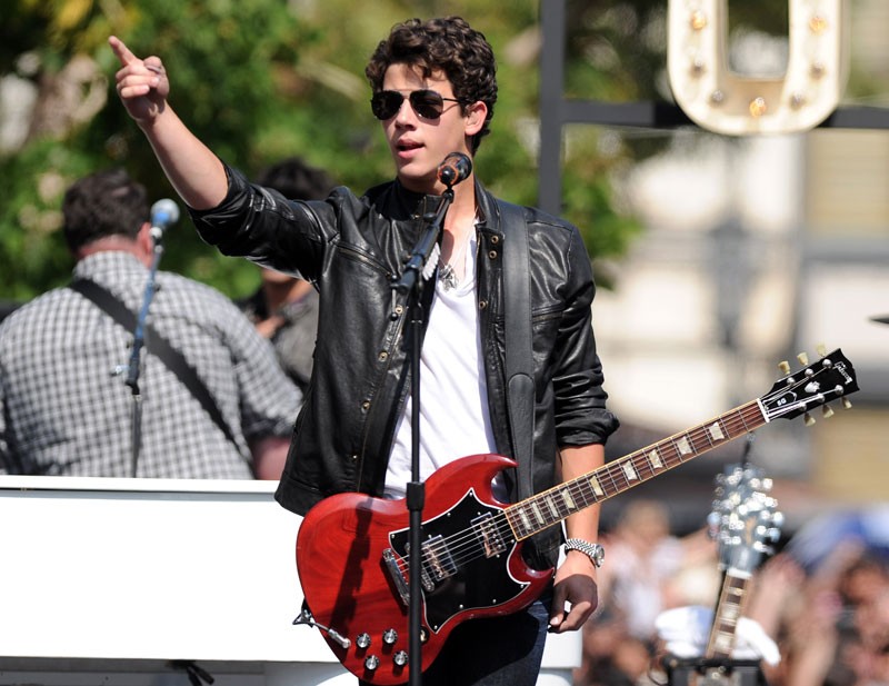 Nick Jonas é band leader