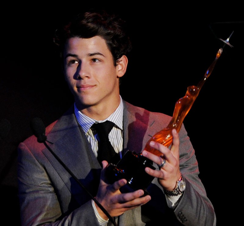 Nick Jonas ganhando prêmio