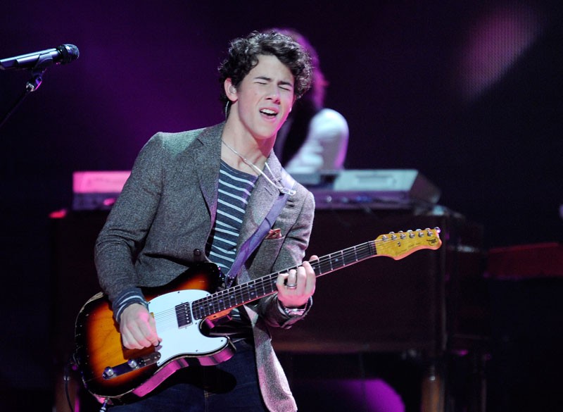 Nick Jonas arrasando na guitarra