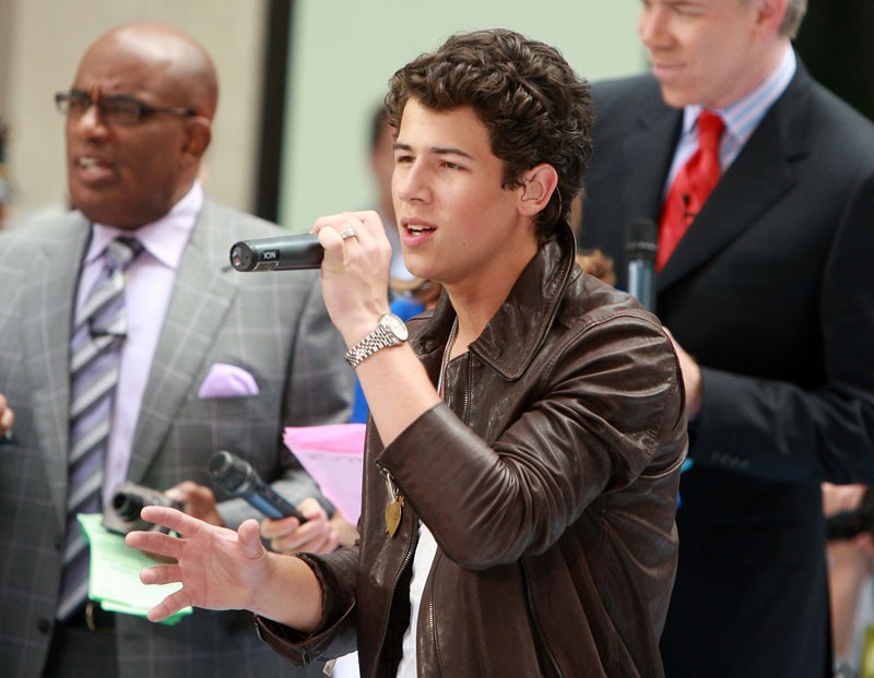 Nick Jonas cantarolando