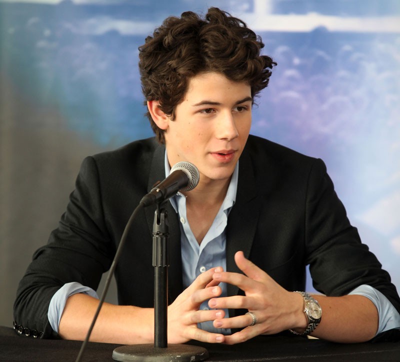 Nick Jonas dando entrevista