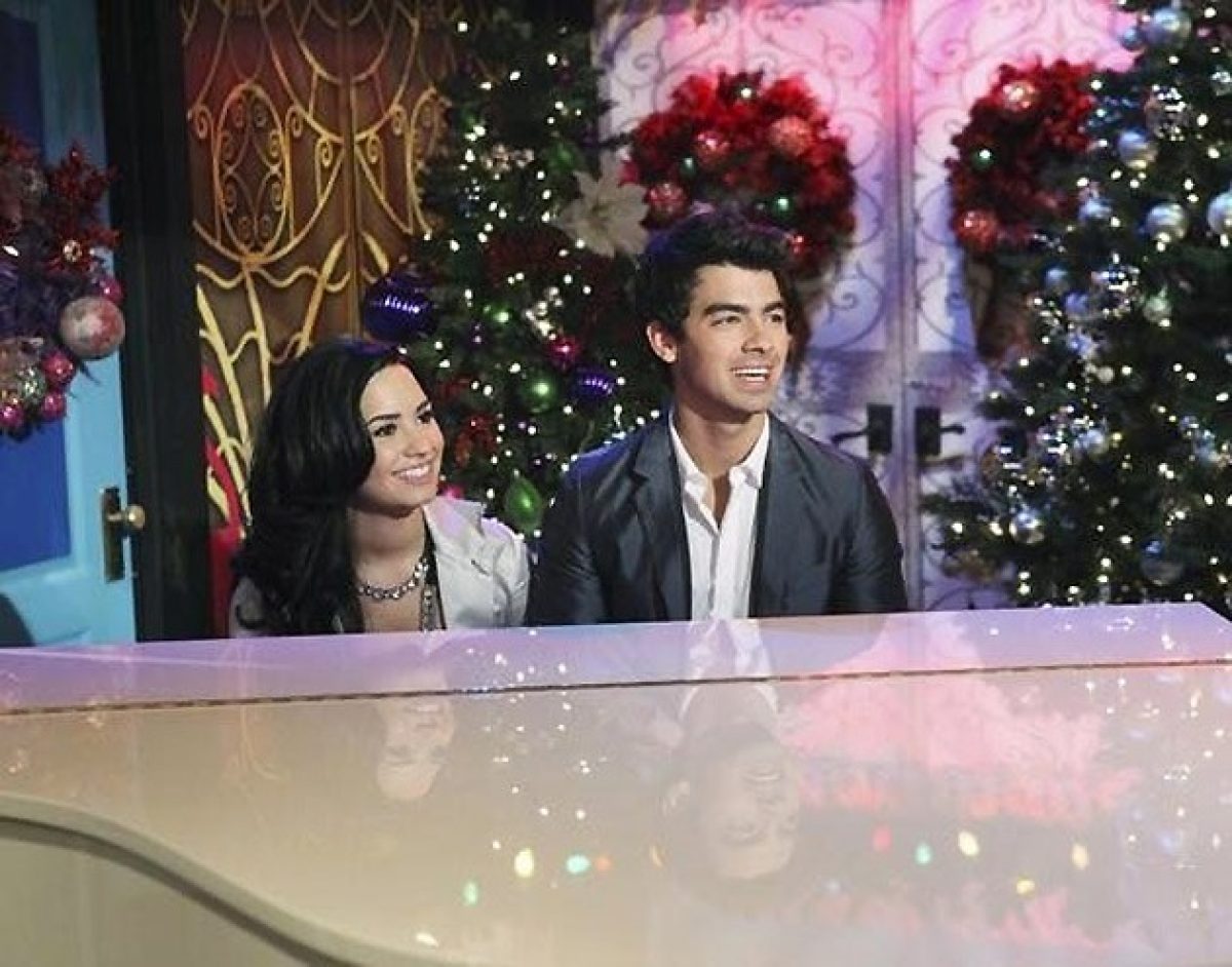 Joe Jonas aparece em episódio de Natal da série de Demi Lovato; veja fotos  – Vírgula