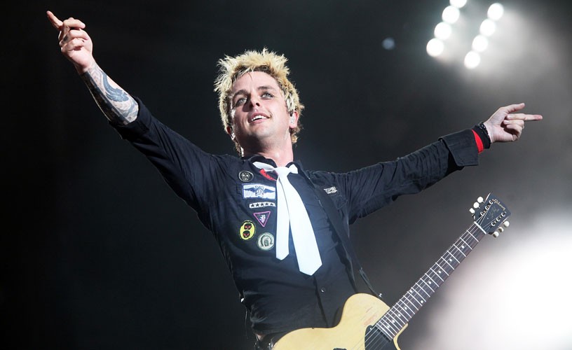 O próprio Billie Joe andou distribuindo umas bitocas por aí, em outros caras. Mesmo assim, ele é muitíssimo bem casado com uma mulher. E daí?