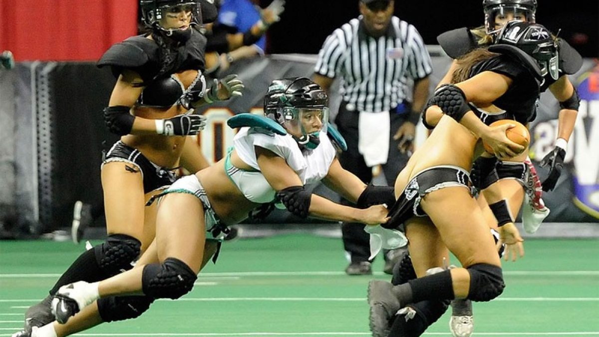 Atleta da Lingerie Football mostra mais do que deveria – Vírgula