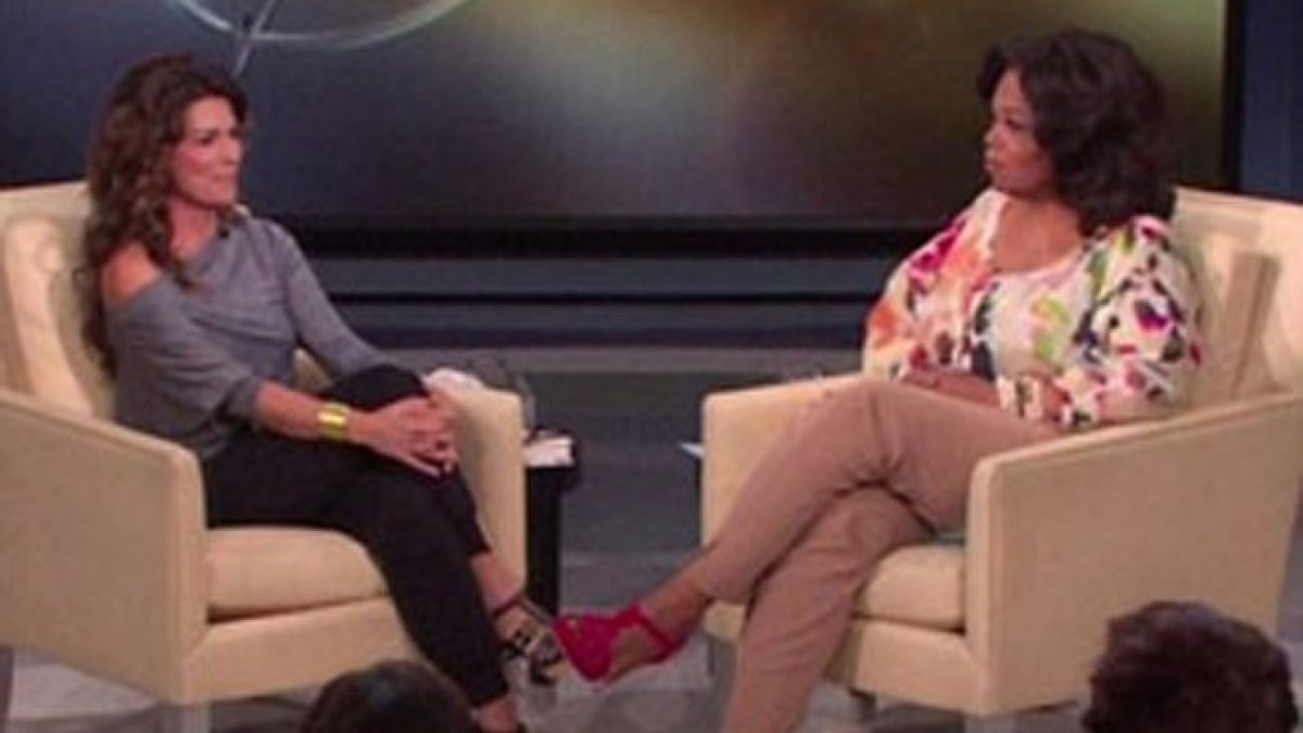 Hoy aprendí que la cantante Shania Twain se divorció de su esposo cuando  descubrió que le estaba poniendo los cuernos con una de sus empleadas  (Marie-Anne Thiébaud). Tres años después, Shania se, image size:1200x675