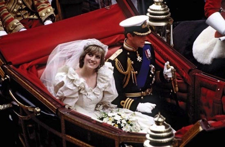 Doze anos mais jovem do que o príncipe de Gales, lady Diana Spencer se viu realizando, em 1981, o sonho de muitas mulheres: se casar com...