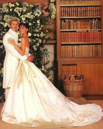 David e Victoria Beckham casaram em castelo também, uma onda bem de famosos de uns tempod atrás. e eles eram beeeeem menos fashion