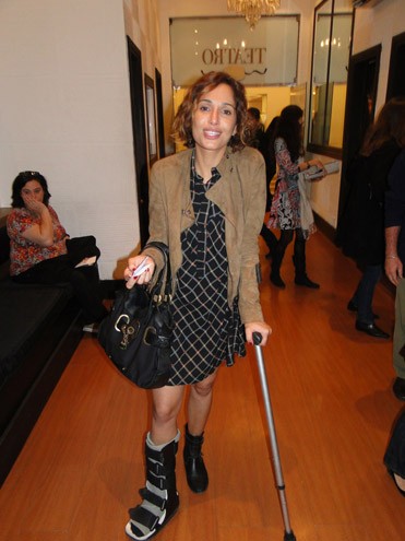 Camila Pitanga vai de muletas ao teatro