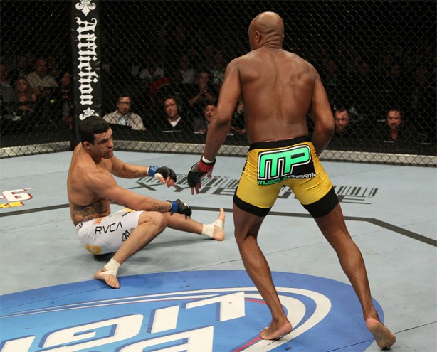 6-Belfort foi castigado por Anderson Silva e o clássico chute no queixo entrou para a lista dos momentos marcantes da vida do Spider