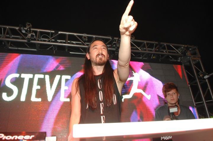 Ícone da EDM, Steve Aoki é amado por seus fãs e odiado pelos detratores por se preocupar mais com micagens, boladas e surfes na plateia que com o som. Quem se jogar ao som do americano irá se divertir com certeza.